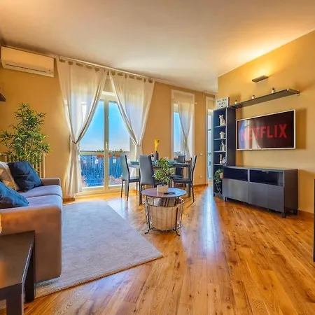Apartment Sunny & Updated Flat With Panoramic View 50m From M4 Stop