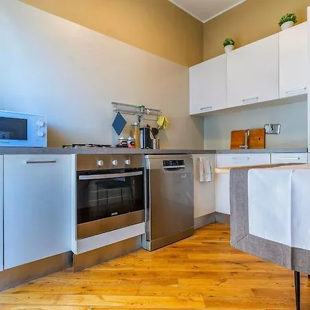 Sunny & Updated Flat With Panoramic View 50m From M4 Stop Apartment