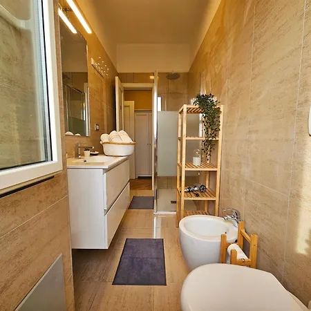 Sunny & Updated Flat With Panoramic View 50m From M4 Stop Appartement Milaan