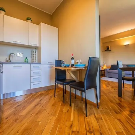 Sunny & Updated Flat With Panoramic View 50m From M4 Stop Milano